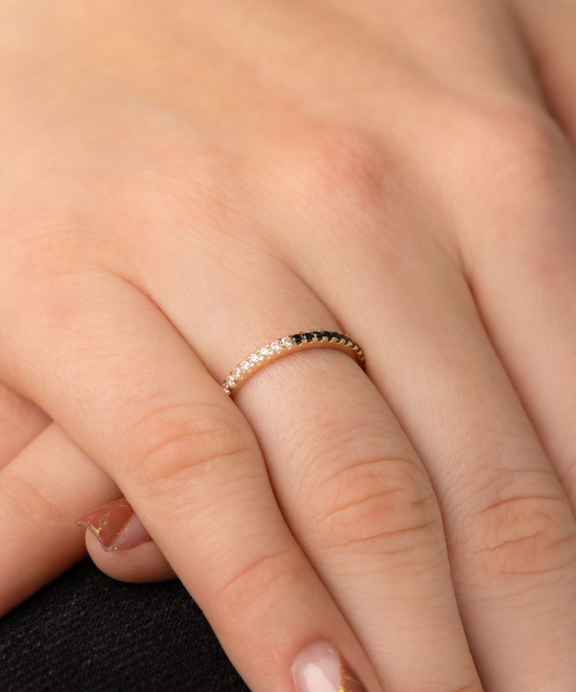 Kuldsõrmus tsirkoonidega