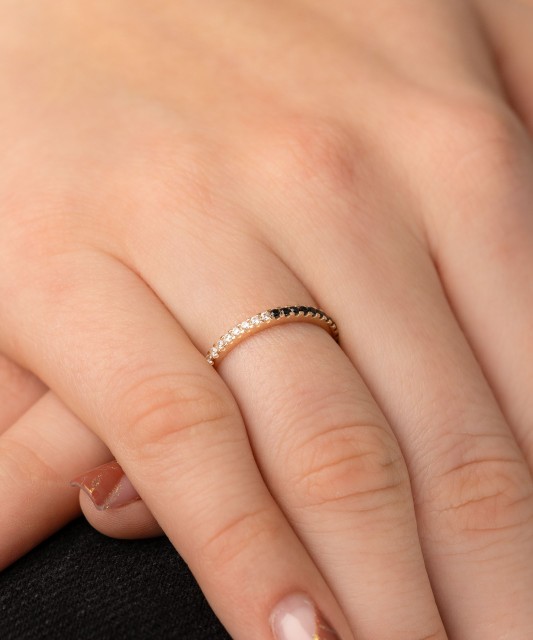 Kuldsõrmus tsirkoonidega