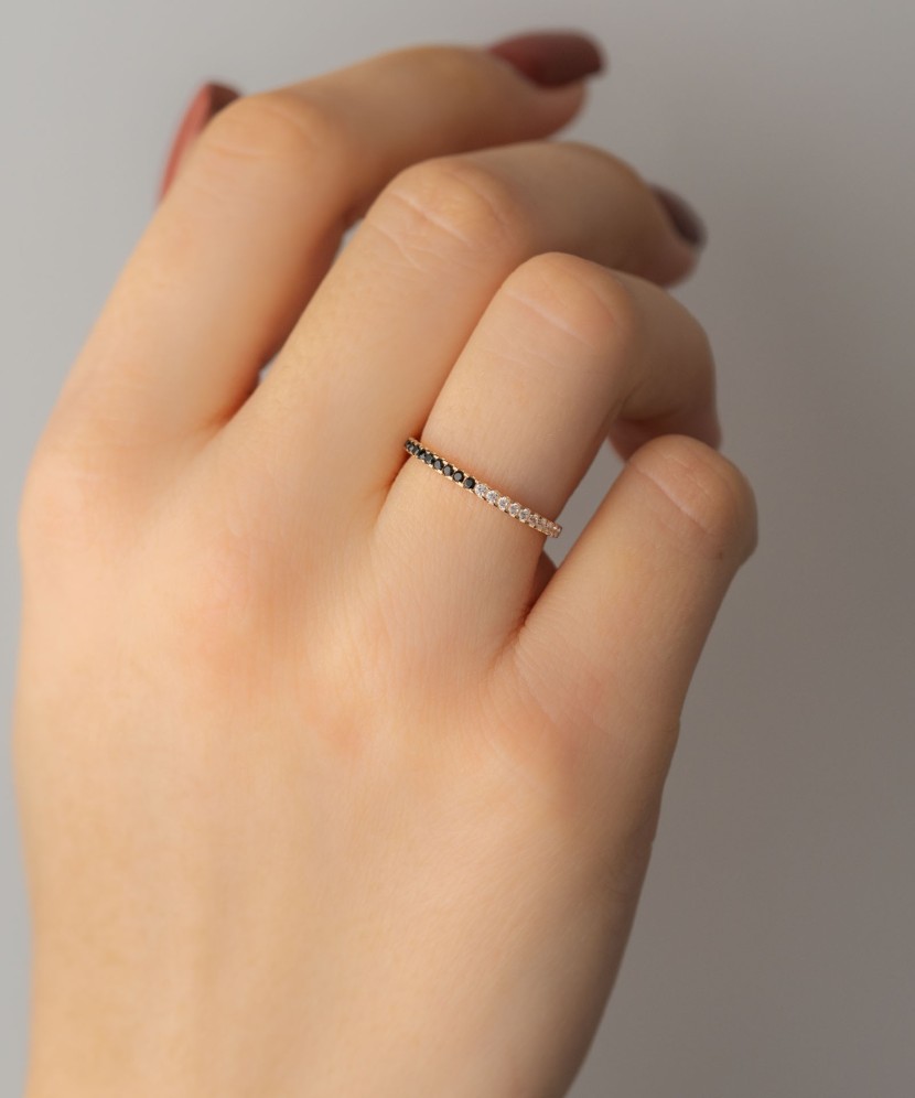 Kuldsõrmus tsirkoonidega