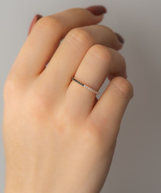 Kuldsõrmus tsirkoonidega