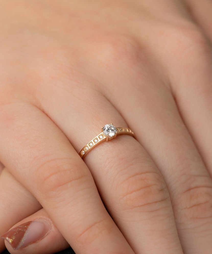 Kuldsõrmus tsirkoonidega