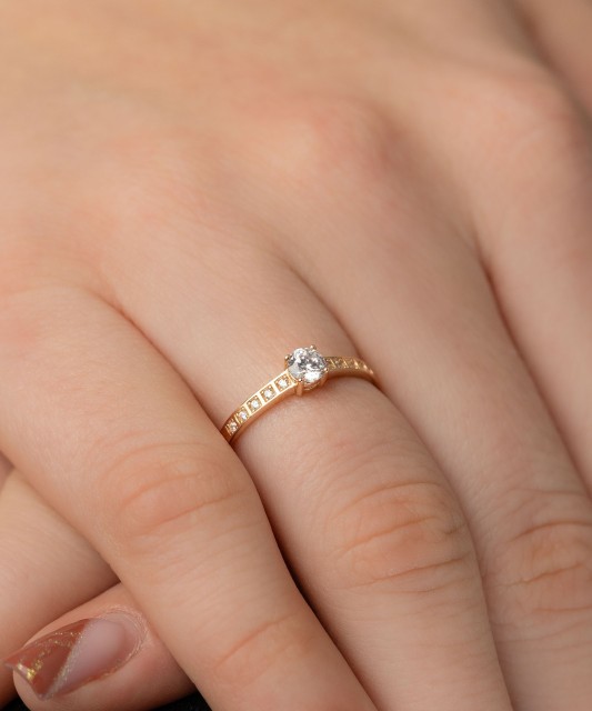 Kuldsõrmus tsirkoonidega