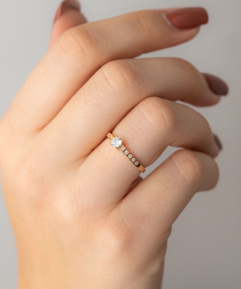 Kuldsõrmus tsirkoonidega