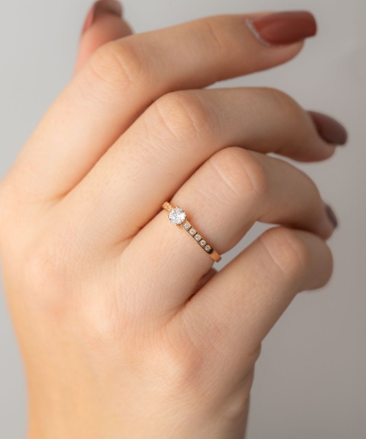 Kuldsõrmus tsirkoonidega