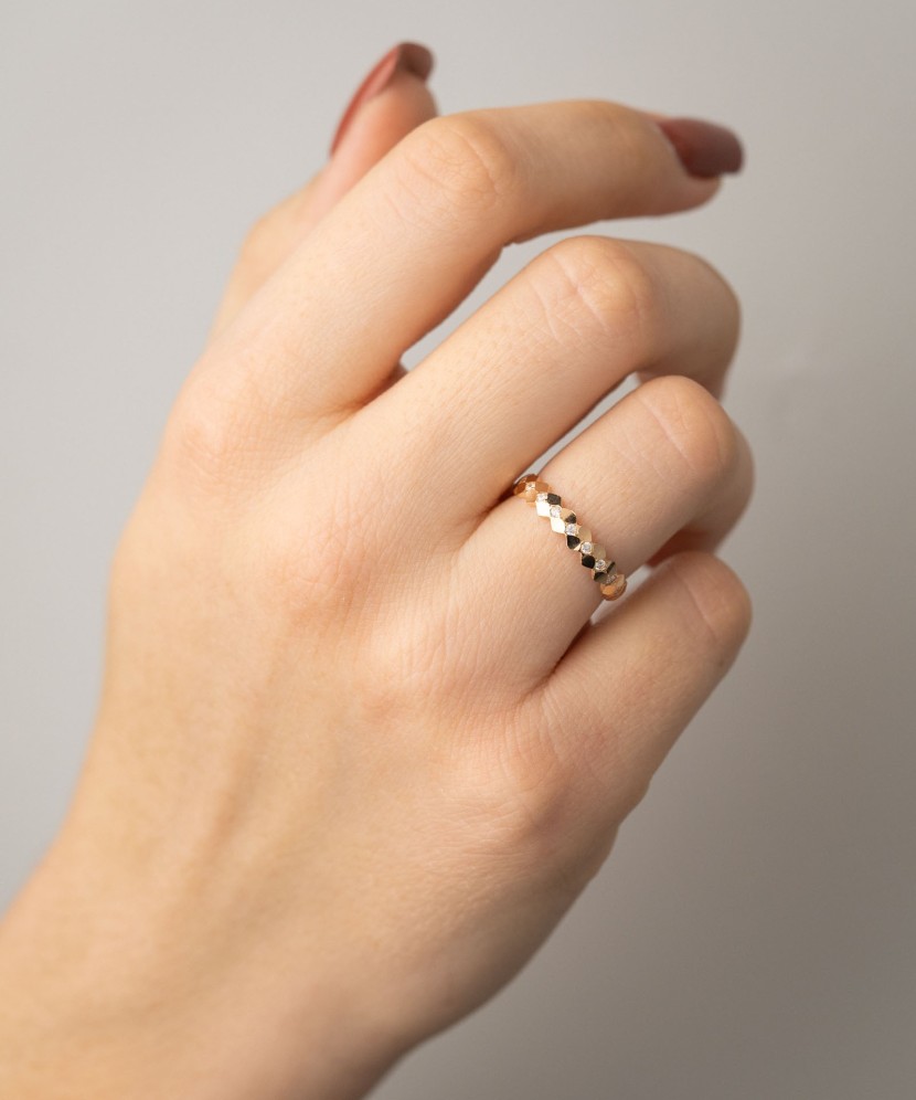 Kuldsõrmus tsirkoonidega