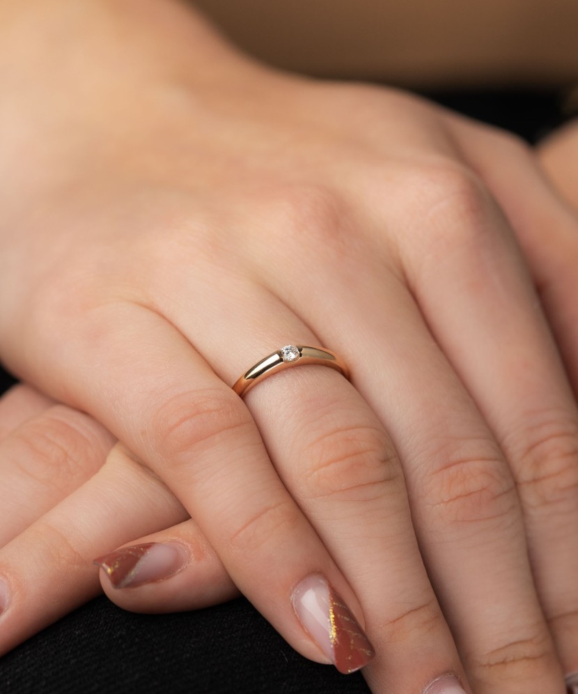 Kuldsõrmus tsirkooniga