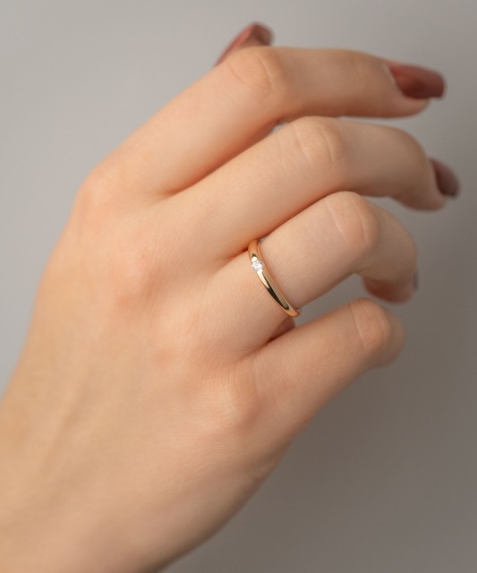 Kuldsõrmus tsirkooniga