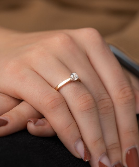 Kuldsõrmus tsirkooniga