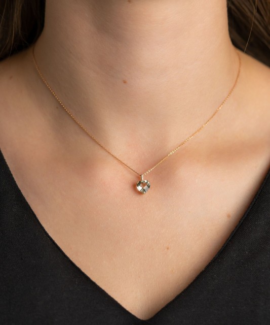 Kollane kuldripats rohelise ametüsti ja teemantidega "Süda"