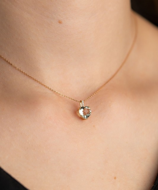 Kollane kuldripats rohelise ametüsti ja teemantidega "Süda"