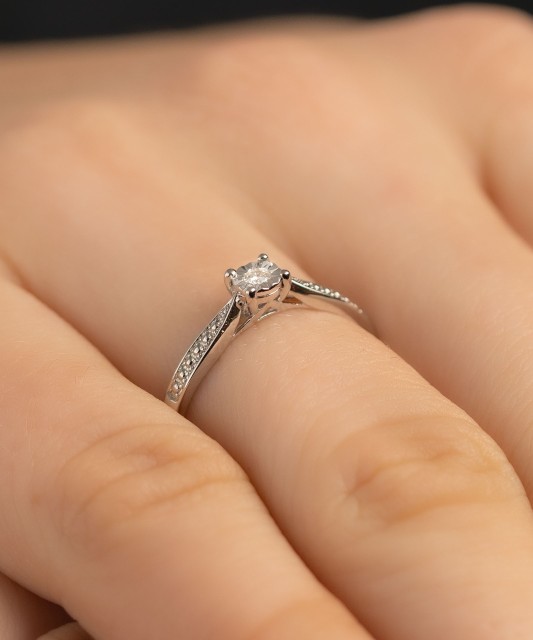 Серебряное кольцо с алмазом