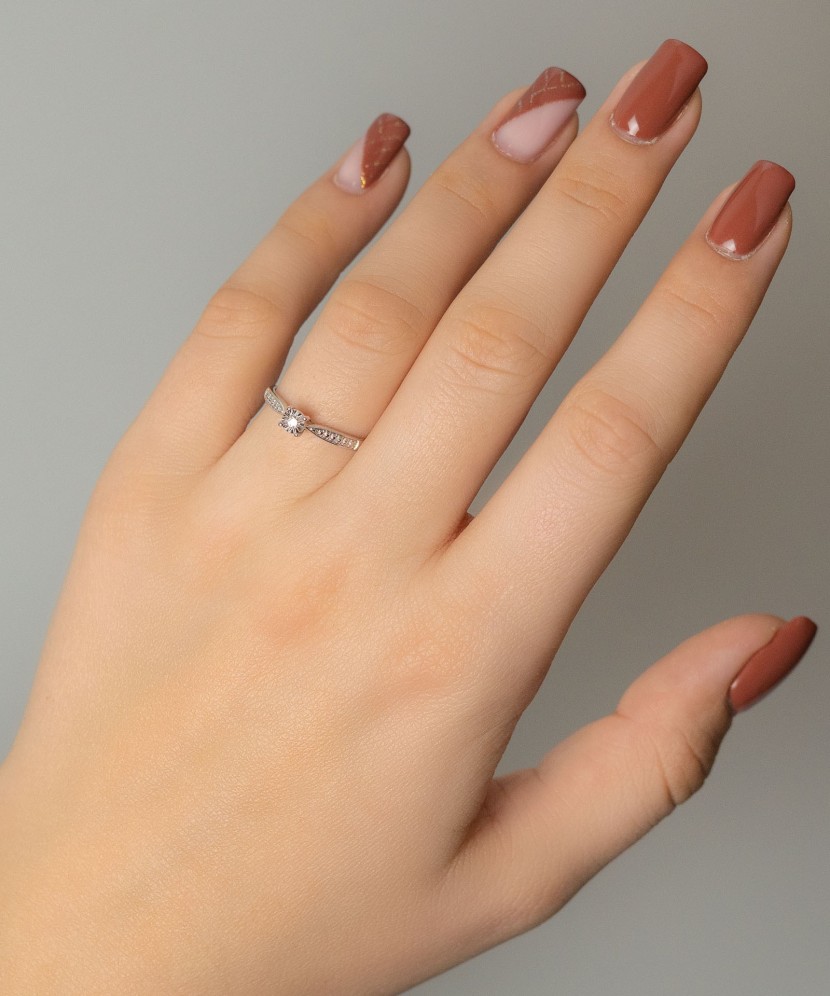 Серебряное кольцо с алмазом