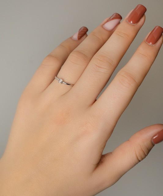 Hõbesõrmus teemandiga