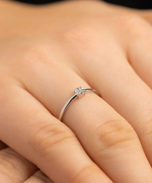 Hõbesõrmus teemandiga