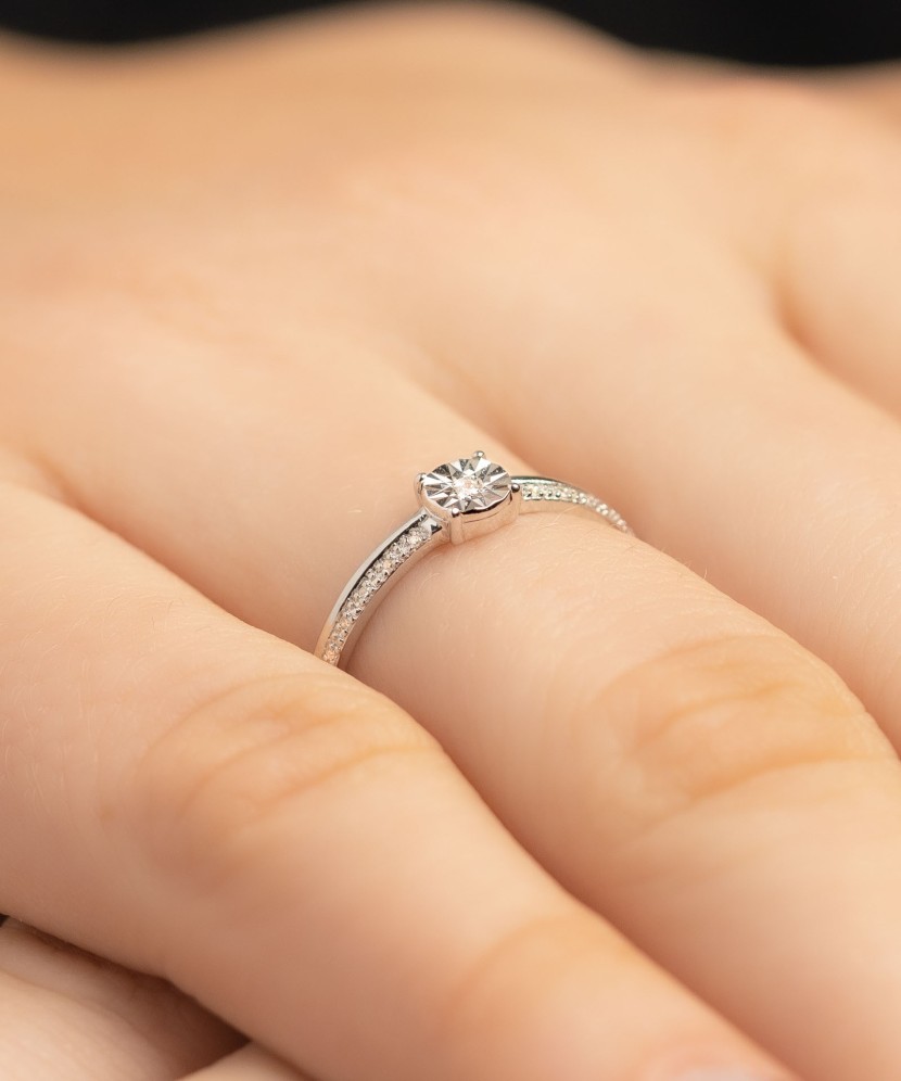 Hõbesõrmus teemantidega