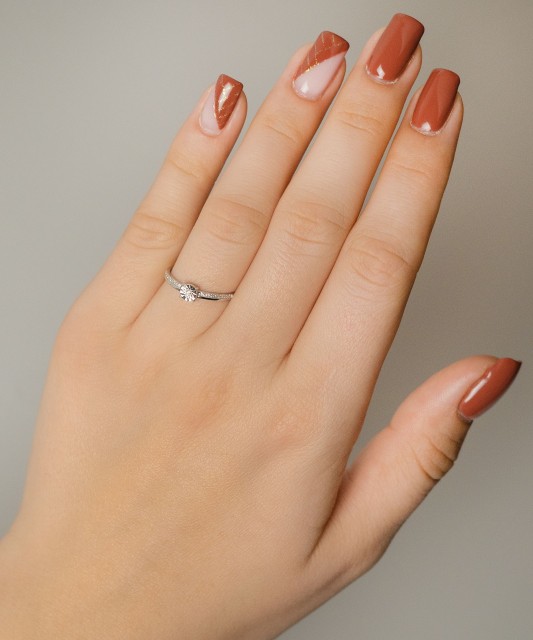 Серебряное кольцо с алмазами