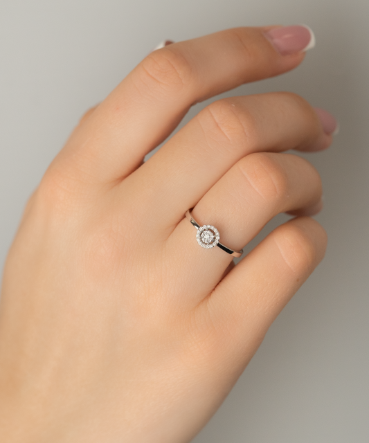 Valgest kullast sõrmus teemantidega