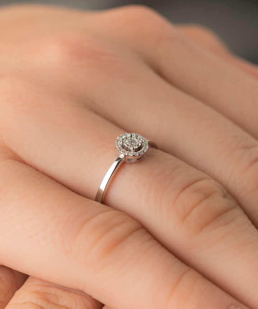 Valgest kullast sõrmus teemantidega