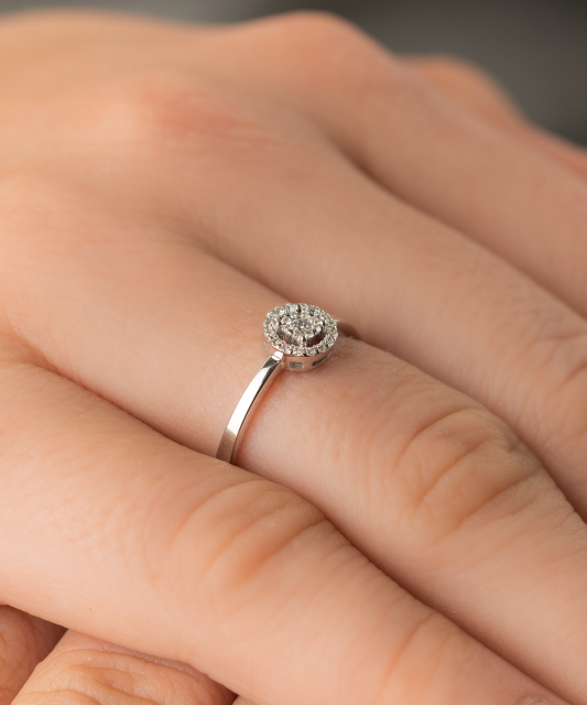 Valgest kullast sõrmus teemantidega