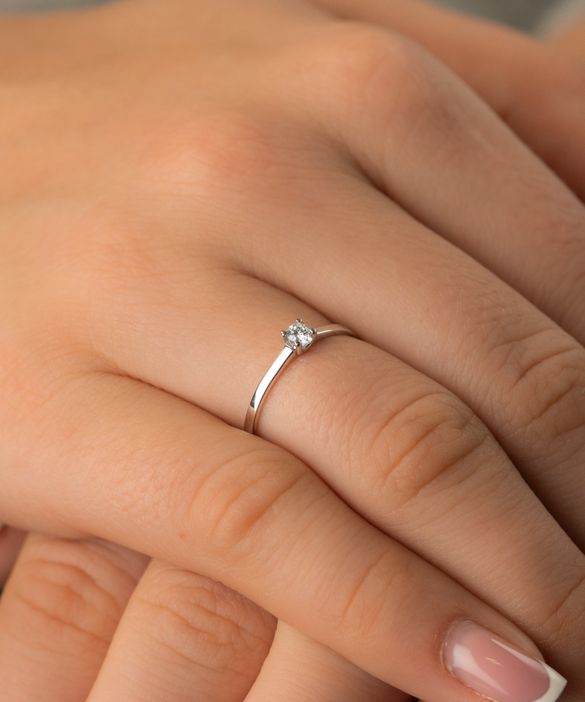 Valgest kullast sõrmus teemantidega