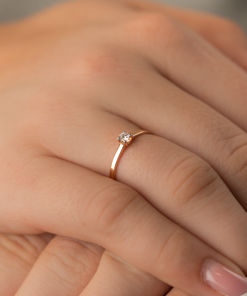 Золотое кольцо с алмазом