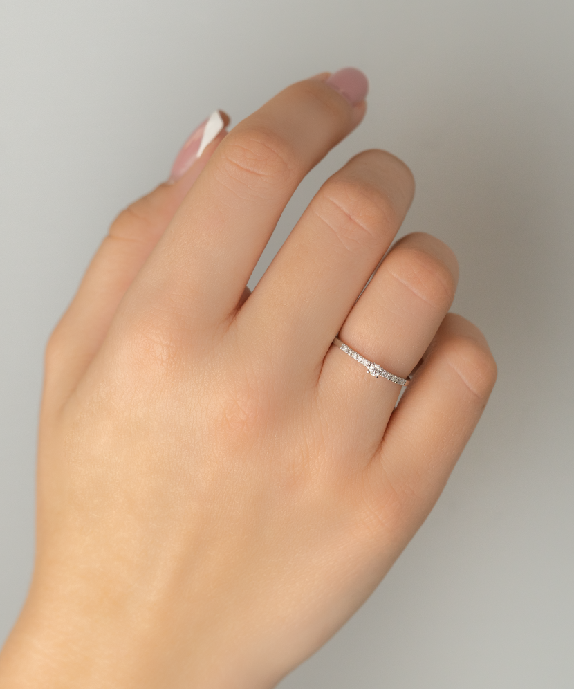 Valgest kullast sõrmus teemantidega