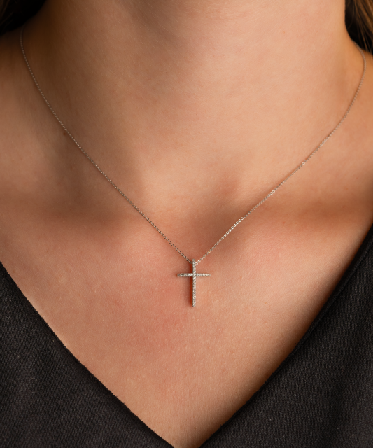 Valgest kullast kett briljantripatsiga