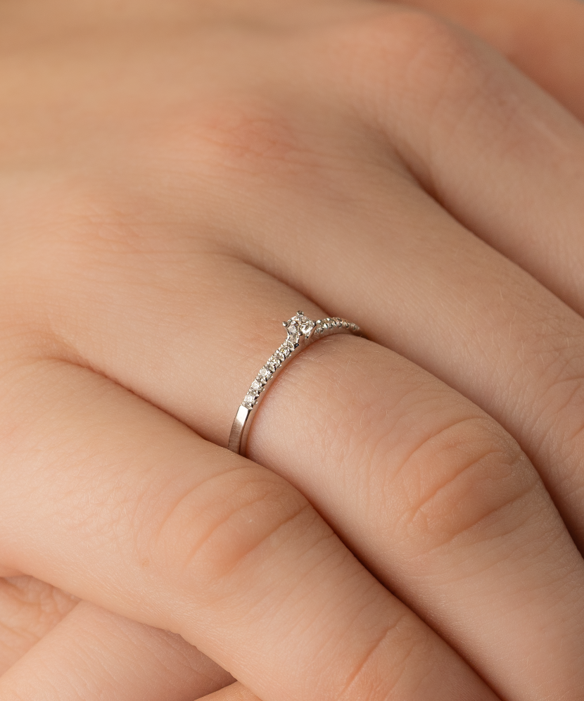 Valgest kullast sõrmus teemantidega