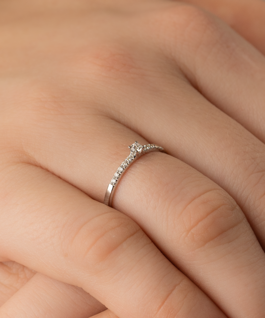 Кольцо из белого золота с алмазами