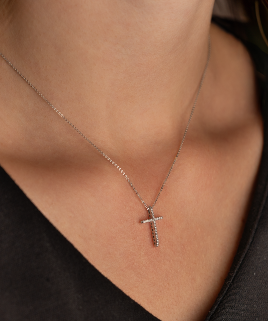 Valgest kullast kett briljantripatsiga