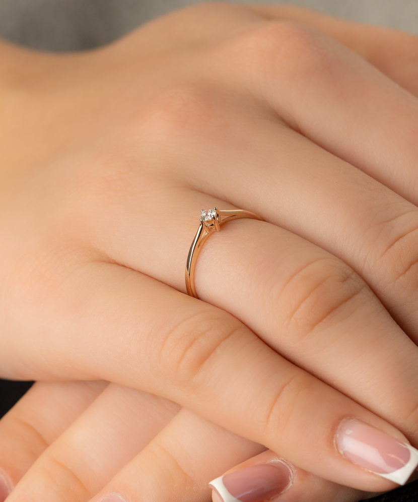 Золотое кольцо с алмазом