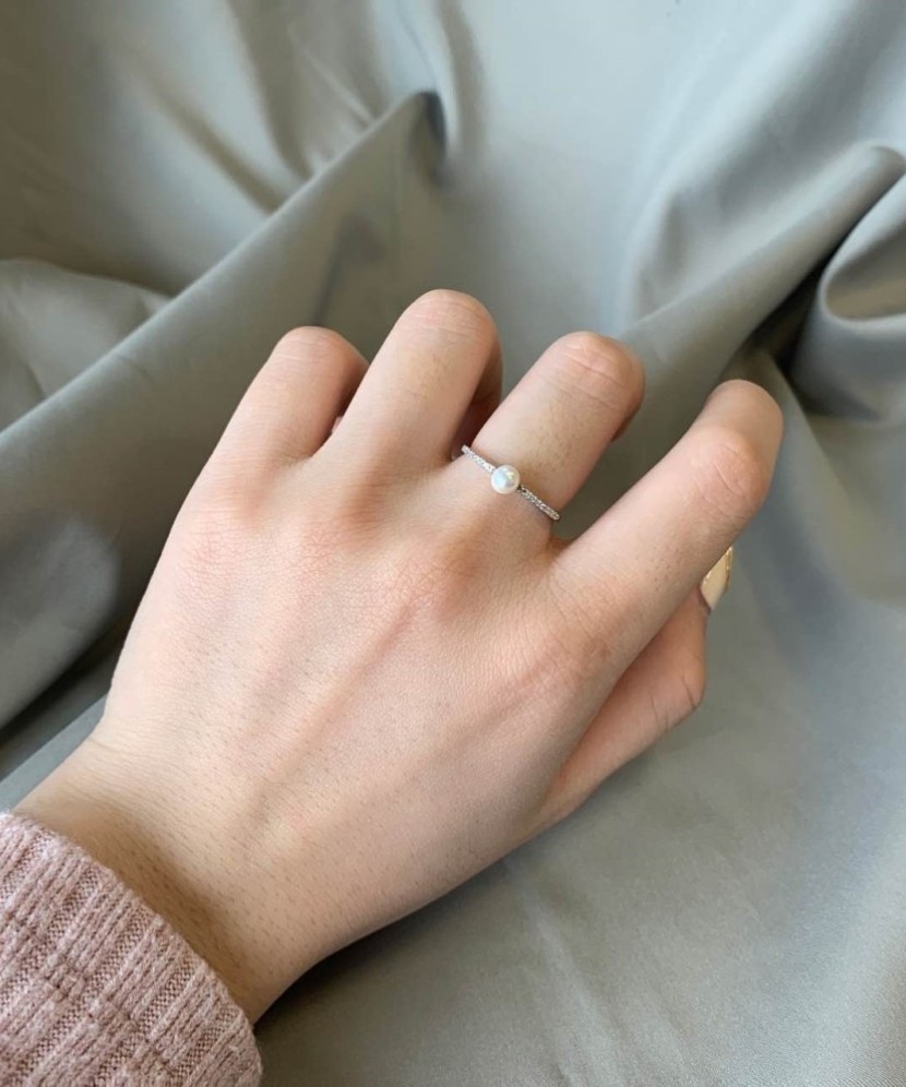 Серебряное кольцо с жемчугом и цирконами