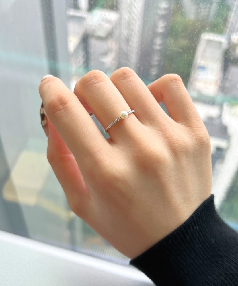 Hõbesõrmus pärli ja  tsirkoonidega