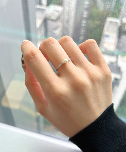 Hõbesõrmus pärli ja  tsirkoonidega