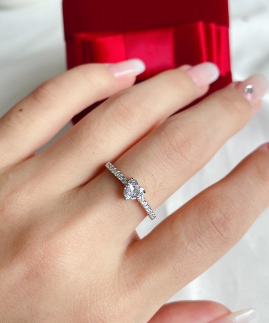 Hõbesõrmus tsirkoonidega