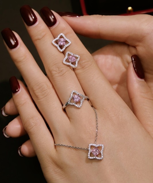 Серебряное кольцо с цирконами