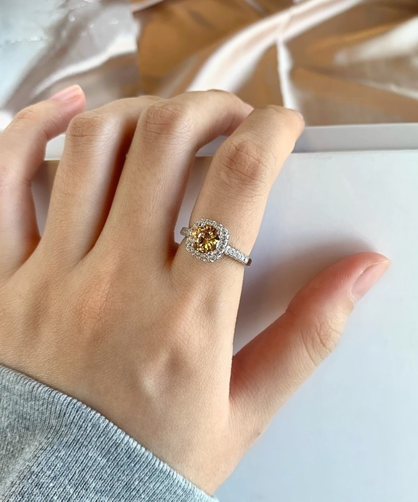 Hõbesõrmus tsirkoonidega