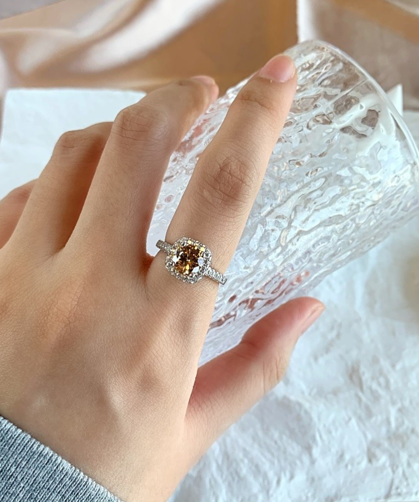 Серебряное кольцо с цирконами