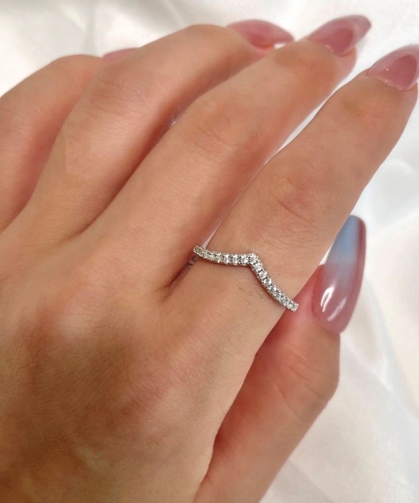 Hõbesõrmus tsirkoonidega