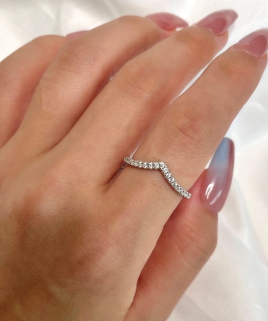 Hõbesõrmus tsirkoonidega