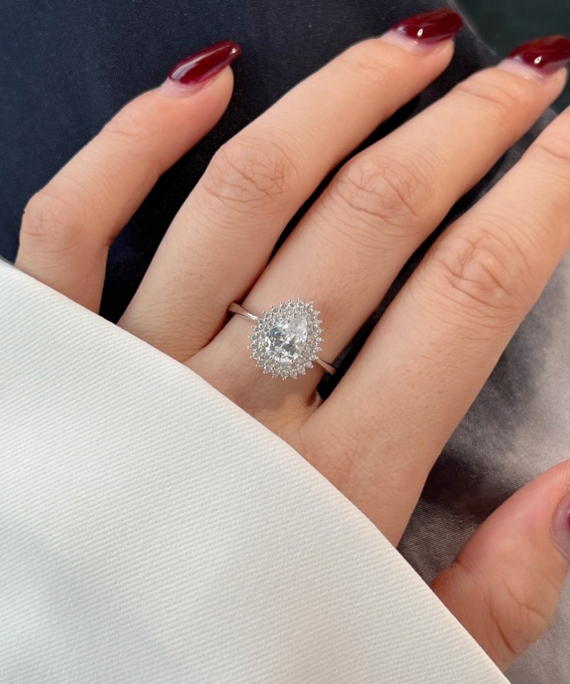 Hõbesõrmus tsirkoonidega