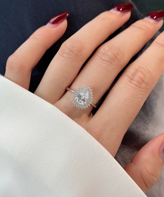 Hõbesõrmus tsirkoonidega