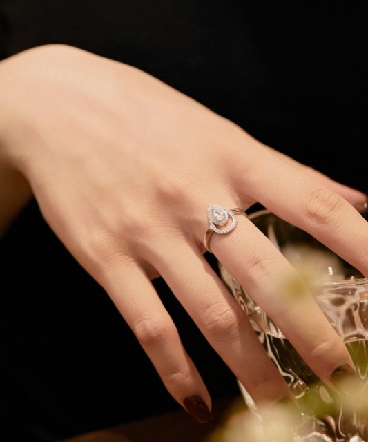 Hõbesõrmus tsirkoonidega