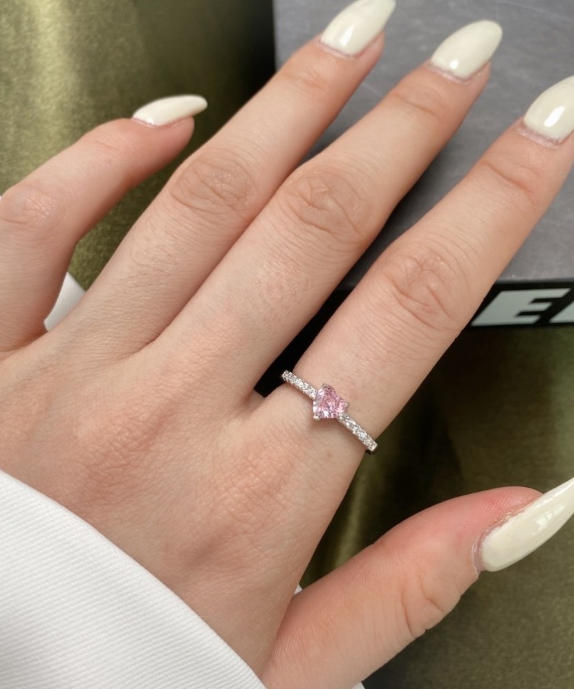 Hõbesõrmus tsirkoonidega