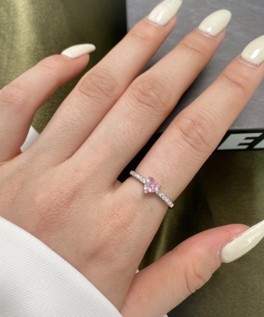 Hõbesõrmus tsirkoonidega