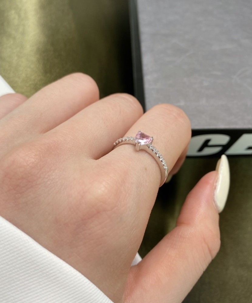 Hõbesõrmus tsirkoonidega