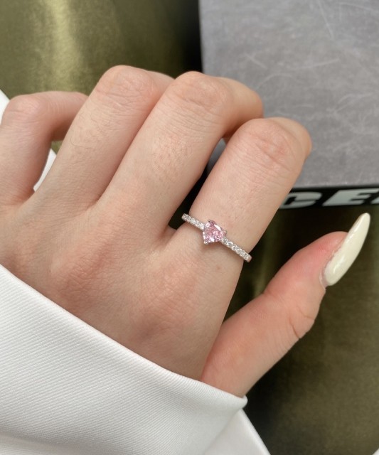 Hõbesõrmus tsirkoonidega