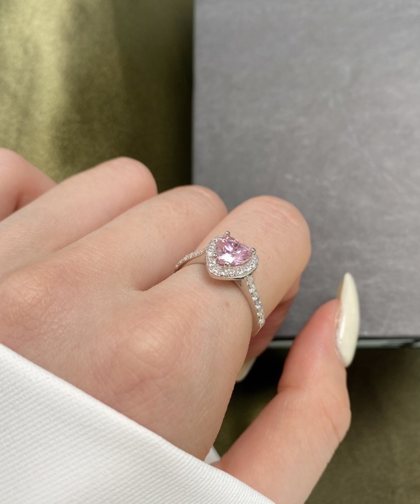 Hõbesõrmus tsirkoonidega