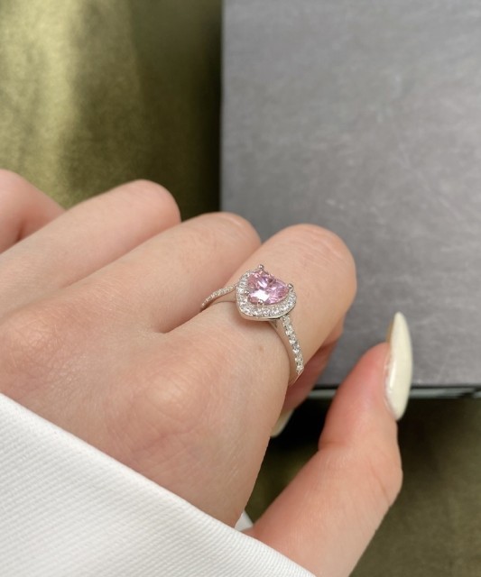 Hõbesõrmus tsirkoonidega