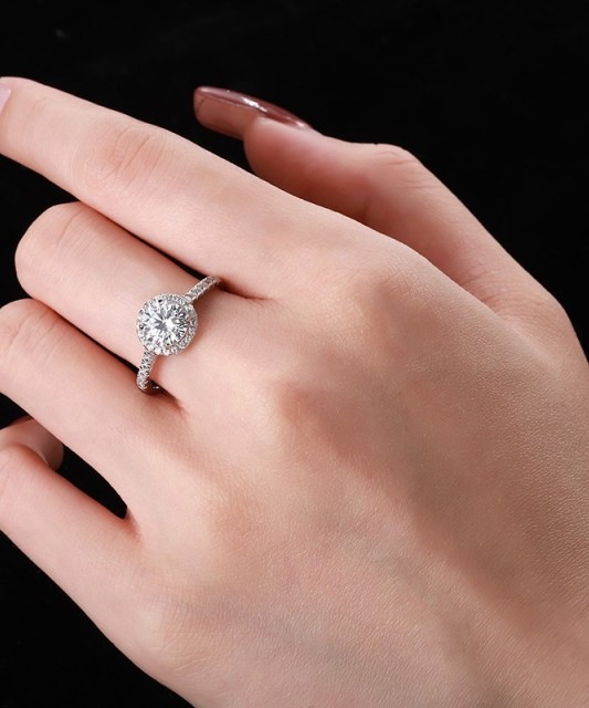 Hõbesõrmus tsirkoonidega